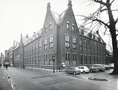 851176 Gezicht op de voor- en zijgevel van het Centraal- en Aartsbisschoppelijk Museum (Agnietenstraat 1) te Utrecht, ...